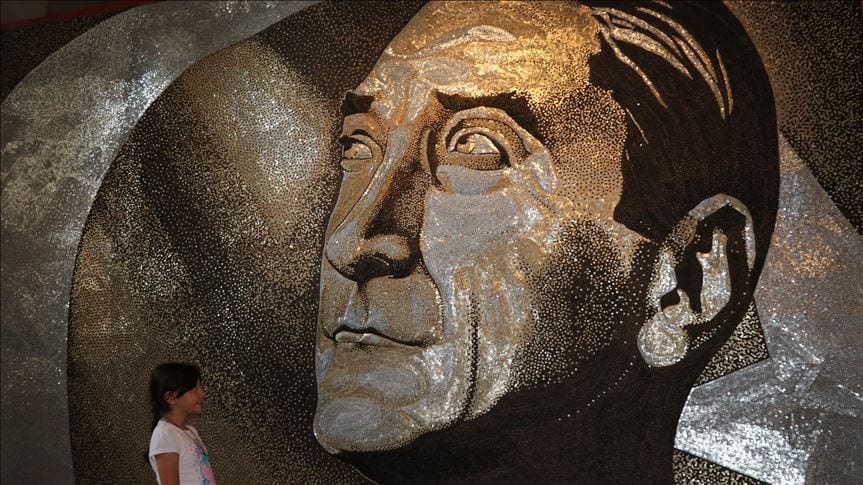 Atatürk mosaic with a child visitor